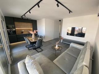 Marina Bay - Exclusive Apartment with Private Pool and Adriatic Sea View - 9