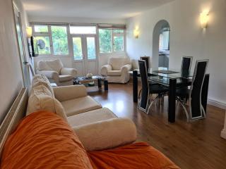ILFORD EAST LONDON BALCONY FLAT 2bed 2bath next to Newbury Park tube stop with on-street parking, ideal for tourists! - Ilford - 0