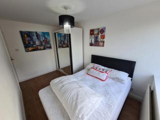 ILFORD EAST LONDON BALCONY FLAT 2bed 2bath next to Newbury Park tube stop with on-street parking, ideal for tourists! - Ilford - 2