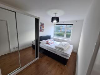 ILFORD EAST LONDON BALCONY FLAT 2bed 2bath next to Newbury Park tube stop with on-street parking, ideal for tourists! - Ilford - 1