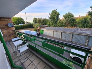 ILFORD EAST LONDON BALCONY FLAT 2bed 2bath next to Newbury Park tube stop with on-street parking, ideal for tourists! - Ilford - 8