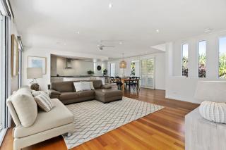 Maher Tce Stately Residence with Beach Side Charm - Sunshine Beach - 0