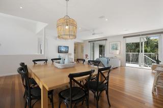 Maher Tce Stately Residence with Beach Side Charm - Sunshine Beach - 5