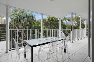 Maher Tce Stately Residence with Beach Side Charm - Sunshine Beach - 3