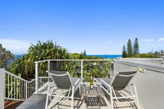 Maher Tce Stately Residence with Beach Side Charm - Sunshine Beach - 2