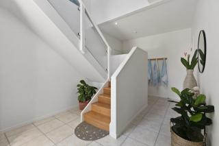 Maher Tce Stately Residence with Beach Side Charm - Sunshine Beach - 1