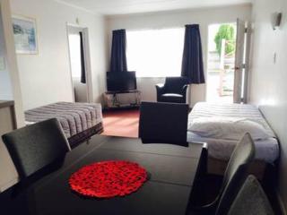 Burgundy Rose Motel - 4