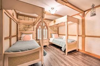 Davenport Retreat with Themed Rooms, Patio and Pool! - Davenport - 9