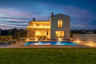 Modern 300m2 Villa - King Beds & Leisure Zone - Tinjan - 6