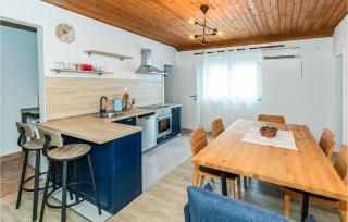 3 Bedroom Awesome Apartment In Klek - 8