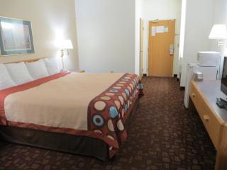 Super 8 by Wyndham Three Rivers - Three Rivers - 7