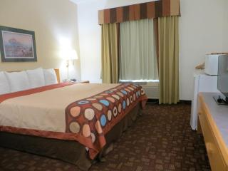 Super 8 by Wyndham Three Rivers - Three Rivers - 1