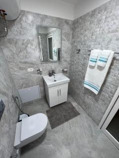 Florent's Superb Studio, free parking & garden!! - Tirana - 9