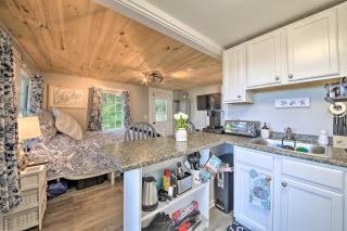 Lush Edgecomb Studio Cottage with Fire Table! - Edgecomb - 3