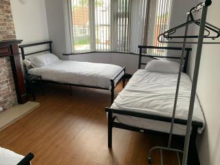 Ovington Grove 1 free parking fully equipped kitchen 3 bedrooms Netflix - 1