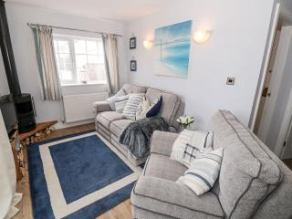 Ty Bach, 1 bedroom home with hot tub and views - 1