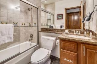 Expansive 2 Bedroom Downtown Aspen Condo, Walk To Gondola For Skiing, Steps To Dining, Shopping And Entertainment - 2