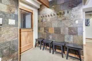 Expansive 2 Bedroom Downtown Aspen Condo, Walk To Gondola For Skiing, Steps To Dining, Shopping And Entertainment - 1