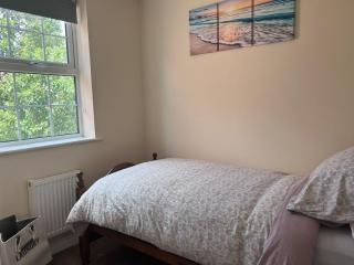 Centrally Located Lincolnshire Home With Free Parking On Premises - Lincolnshire - 1