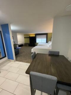 Holiday Inn Express Hotel & Suites Las Vegas NM by IHG - 1