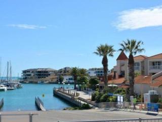 Modern Luxury 1 Bedroom Apartment - Walk to the shops! Free Wifi - 5