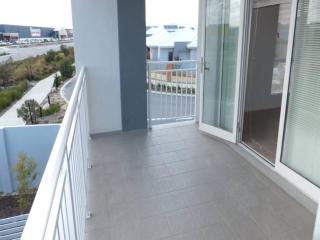 Modern Luxury 1 Bedroom Apartment - Walk to the shops! Free Wifi - 4