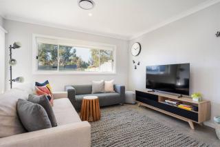 'Huxley House' An Elegant Mudgee Retreat with Backyard - Mudgee - 8