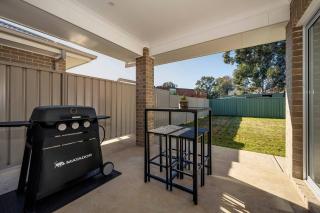 'Huxley House' An Elegant Mudgee Retreat with Backyard - Mudgee - 7