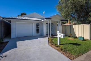 'Huxley House' An Elegant Mudgee Retreat with Backyard - Mudgee - 6
