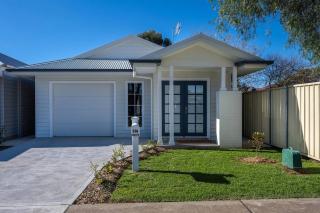 'Huxley House' An Elegant Mudgee Retreat with Backyard - 0