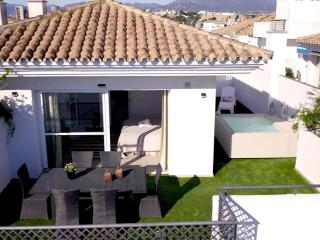 VACATION MARBELLA I Terrazas de Banus, Romantic, Jacuzzi, Pet-Friendly, Cosy Duplex Penthouse, 2min walk to Marina - 2