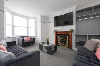 Stunning 6 Bed House in Medway with 10 beds 4 bathrooms sleeps 15 - 8