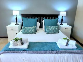 Suite 14- Deja' Blu Bed and Breakfast- East London - East London - 6