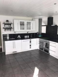 Sunnyside - Large Seaside Home with views and Hot Tub - 2