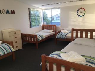 Stay in School by the Sea - Dunedin - 4