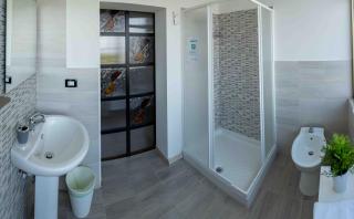 Queen's Bed & Breakfast - 6