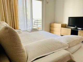 Family-friendly apartments next to Premium Beach Hotel, Golem - 7