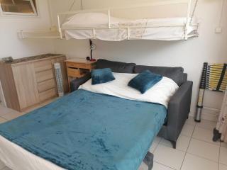 Ground floor studio with access to beach and pool - 8