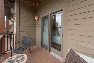 A211 One Bedroom Lake View - Oakland - 1
