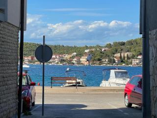 APARTMENTS Mac Hulas BY THE SEA - Tisno - 0
