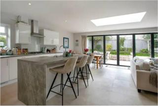 Beautiful 4 Double Bedroom House in Poole with Hot tub, near Sandbanks - 3