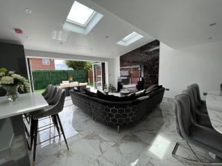 Luxury 4 bedroom Retreat; with hot tub & parking - Birmingham - 0