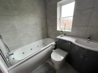 Luxury 4 bedroom Retreat; with hot tub & parking - Birmingham - 2