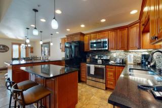 Exclusive Ski in, Ski out 4 Bedroom Vacation Rental with Hot Tubs and Heated Outdoor Pool in Lionshead Village - Vail - 8