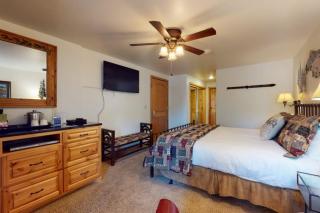 Exclusive Ski in, Ski out 4 Bedroom Vacation Rental with Hot Tubs and Heated Outdoor Pool in Lionshead Village - Vail - 7