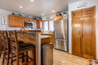 Newly updated 2 Bedroom plus Loft, 3 Full Bathrooms, Sleeps up to 8 people Steps to Free Shuttle - Mammoth Lakes - 2