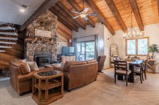 Newly updated 2 Bedroom plus Loft, 3 Full Bathrooms, Sleeps up to 8 people Steps to Free Shuttle - Mammoth Lakes - 6