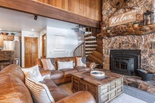 Newly updated 2 Bedroom plus Loft, 3 Full Bathrooms, Sleeps up to 8 people Steps to Free Shuttle - Mammoth Lakes - 0