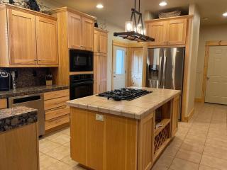 Luxurious & Spacious 4 bedroom w/ Private Hot Tub - Redmond - 6