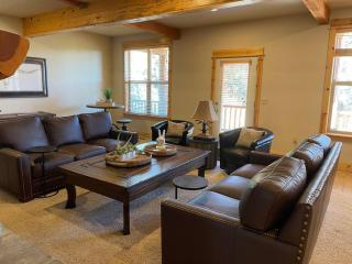 Luxurious & Spacious 4 bedroom w/ Private Hot Tub - Redmond - 3